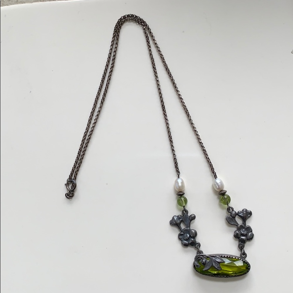 Necklace with green glass and floral motif